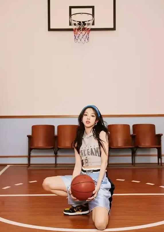 球场外篮球明星投身公益，传递正能量，全场震撼