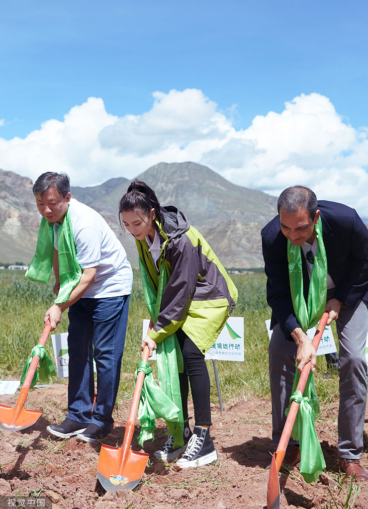 球场外篮球明星投身公益，传递正能量，全场震撼