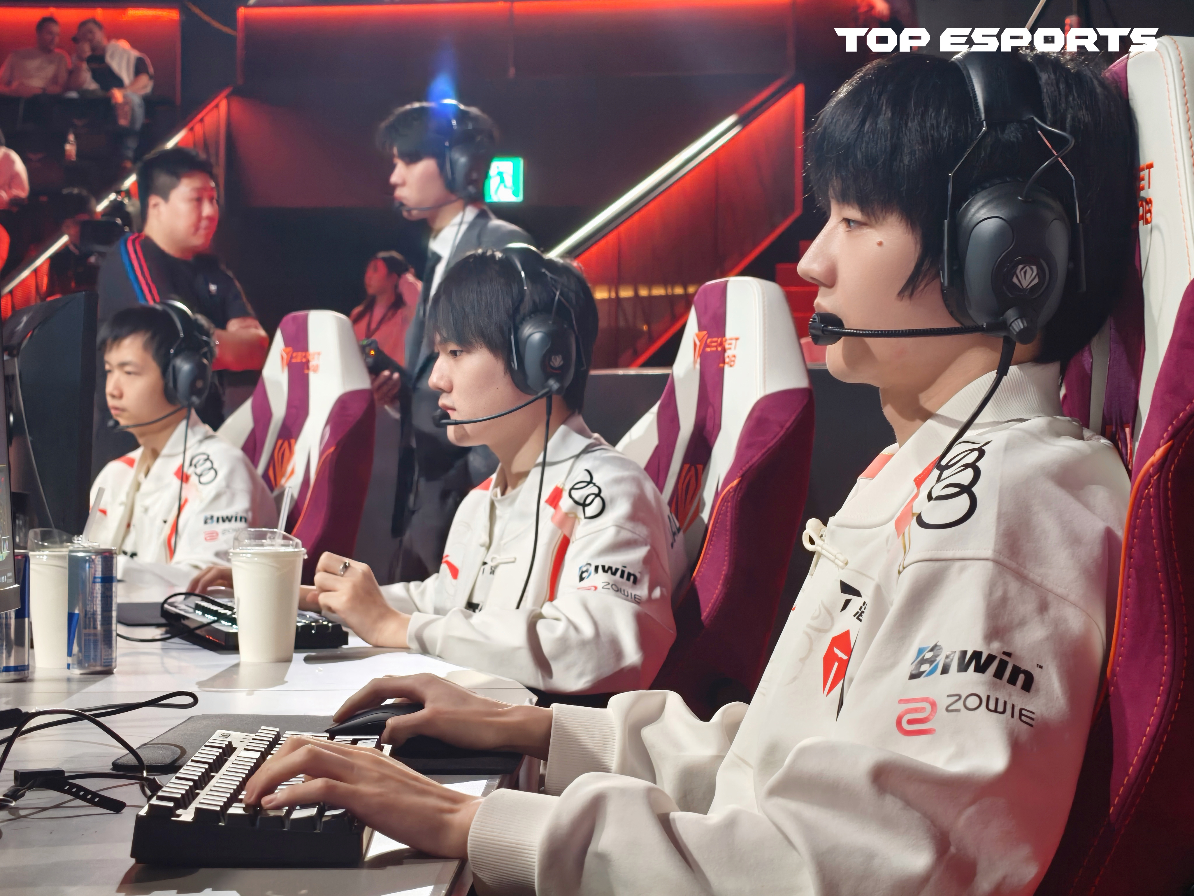 TES险胜EDG，Perkz开启传奇时刻强强对话小组赛，强势挺进下一轮